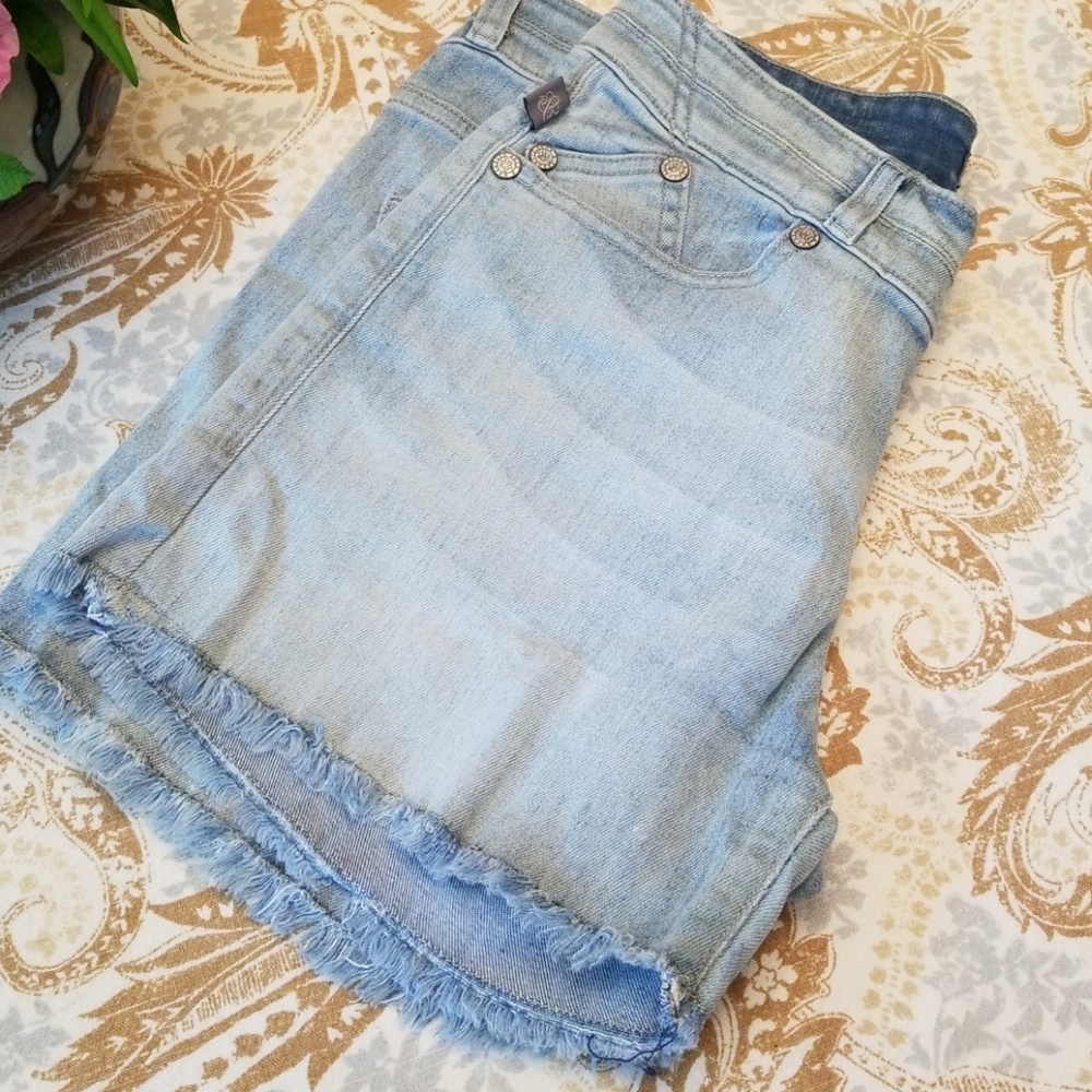 Rock Republic raw edge shorts - Picture 7 of 8